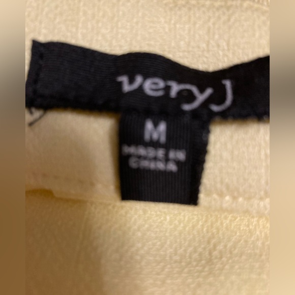 👚(bundle 4 items w/👚for $16) Beautiful soft yellow top - Picture 8 of 9